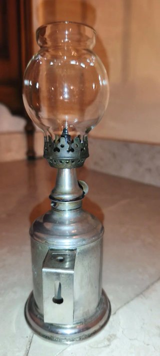 Antica lampada a petrolio