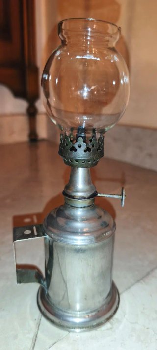 Antica lampada a petrolio