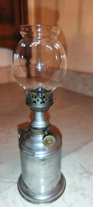 Antica lampada a petrolio