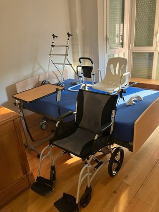 Cama articulada y accesorios para dependientes