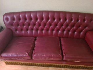 Sofá de cuero rojo estilo Chester