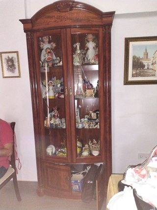 Mueble vitrina de madera antiguo