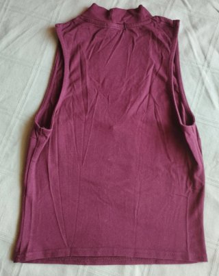 Camiseta burdeos cuello alto escote