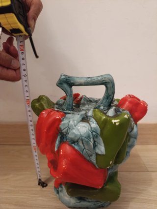 Botijo de cerámica con pimientos