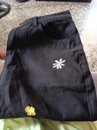 Pantalones negros con flores bordadas