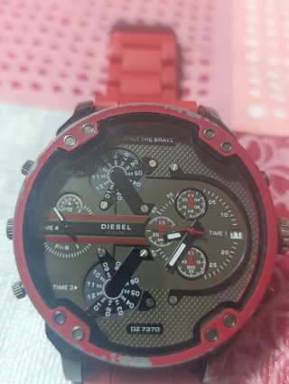 Reloj Guess Dorado y Negro y diesel rojo