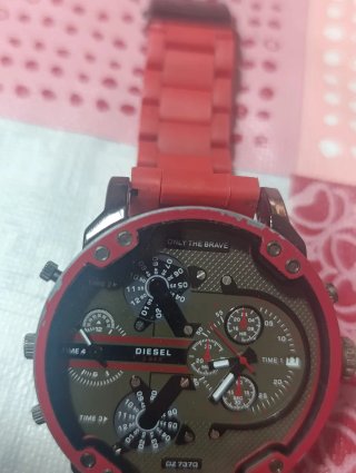 Reloj Guess Dorado y Negro y diesel rojo