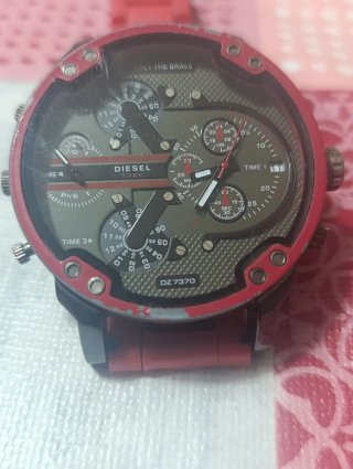 Reloj Guess Dorado y Negro y diesel rojo