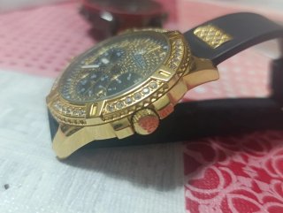 Reloj Guess Dorado y Negro y diesel rojo