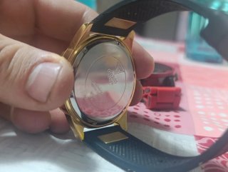 Reloj Guess Dorado y Negro y diesel rojo