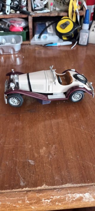 Coche Mercedes SSK clásico a escala