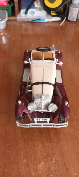Coche Mercedes SSK clásico a escala
