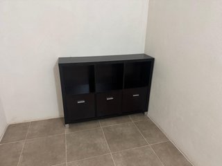 Mueble organizador negro.