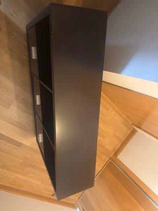 Mueble organizador negro.