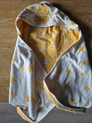 Toalla bebé capucha jirafa estrellas