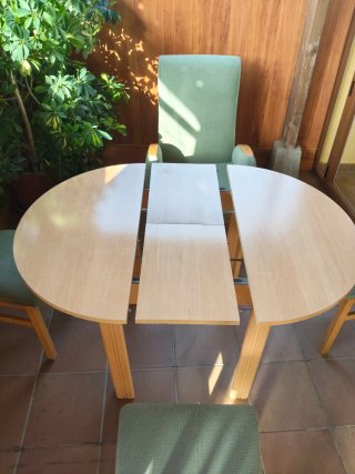 Mesa y 3 sillas y un sofá de madera