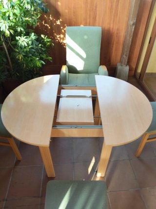 Mesa y 3 sillas y un sofá de madera