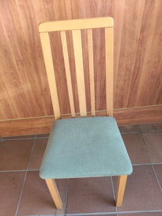 Mesa y 3 sillas y un sofá de madera