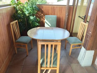 Mesa y 3 sillas y un sofá de madera