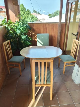 Mesa y 3 sillas y un sofá de madera