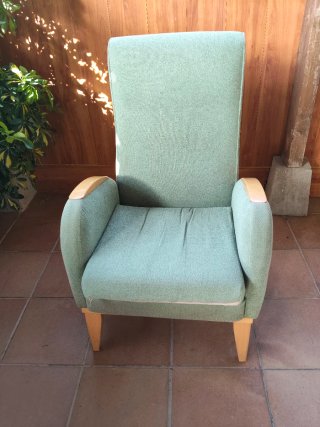 Mesa y 3 sillas y un sofá de madera