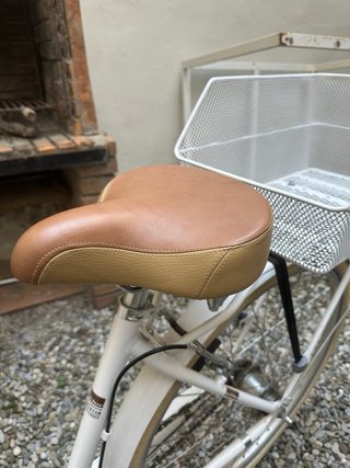 Bicicleta urbana blanca con cesta