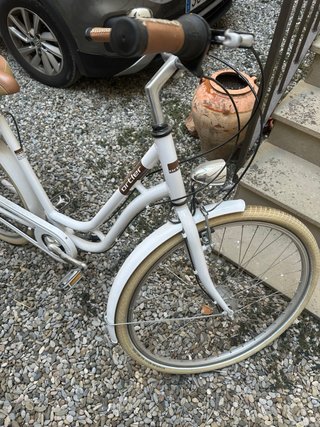 Bicicleta urbana blanca con cesta