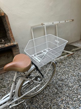 Bicicleta urbana blanca con cesta