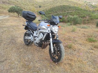 Yamaha Fazer Naked Plata y Negra
