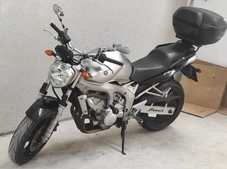 Yamaha Fazer Naked Plata y Negra