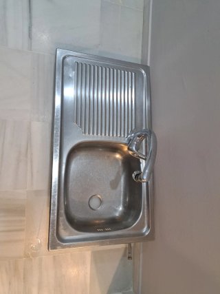Fregadero de metal con grifo de regalo