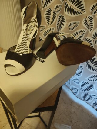 Sandali Moschino Neri e Bianchi