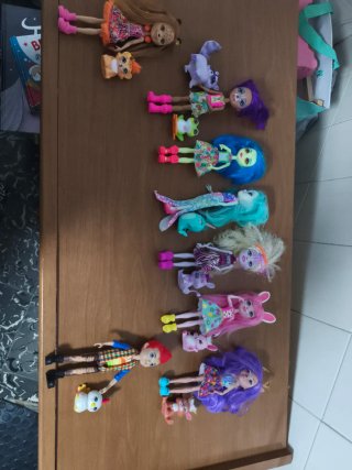 Lote de muñecas y figuras enchantimals