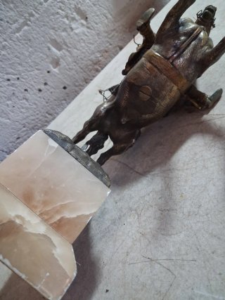 MUY ANTIGUA TALLA GRUESO BRONCE B E