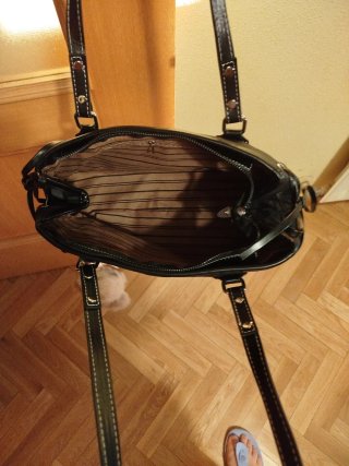 Bolso negro de hombro con llavero