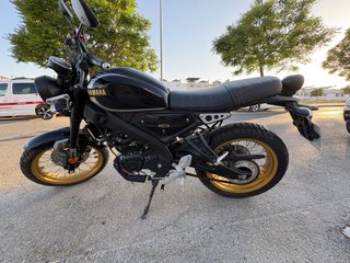 Yamaha XSR 125cc Negra/Dorada - 1500km