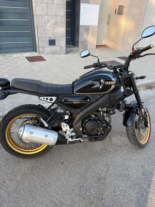 Yamaha XSR 125cc Negra/Dorada - 1500km