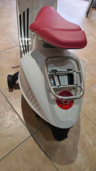 Moto Eléctrica Infantil Vespa Roja y Blanca