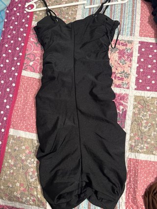 Vestido negro ajustado con detalles brillantes