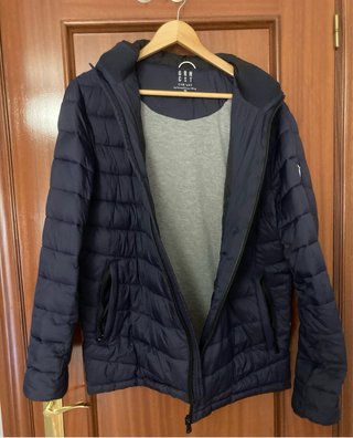 Anorak azul con capucha