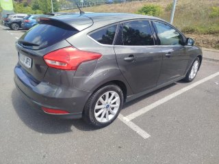 Ford Focus 2015 con libro de mantenimientos