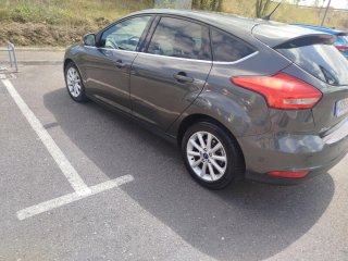 Ford Focus 2015 con libro de mantenimientos