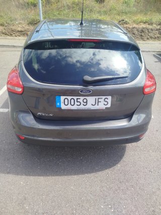 Ford Focus 2015 con libro de mantenimientos