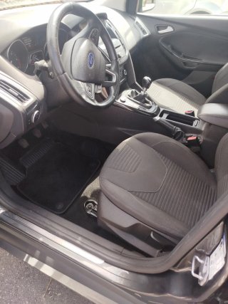 Ford Focus 2015 con libro de mantenimientos