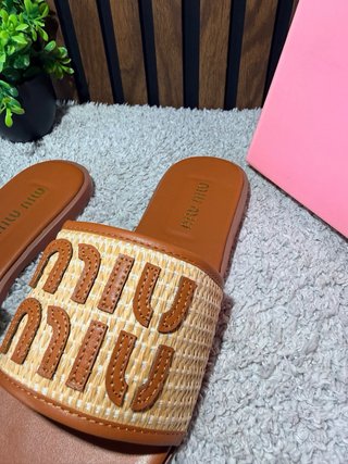 Sandalias Miu Miu Beige y Marrón