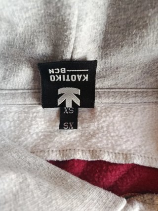 Sudadera Kaotiko gris con rayas multicolor