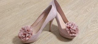 Zapatos de tacón rosa con flor