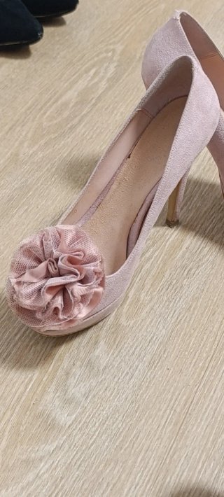 Zapatos de tacón rosa con flor