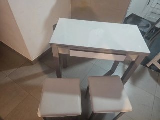 Mesa extensible gris con 2 sillas