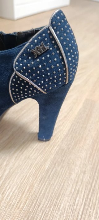 Botines Xti Azul con Tachuelas